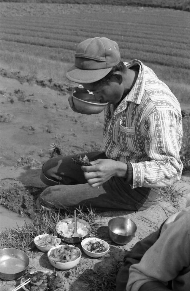 새참을 먹으며 막걸리를 마시는 농민의 모습. 농민신문DB