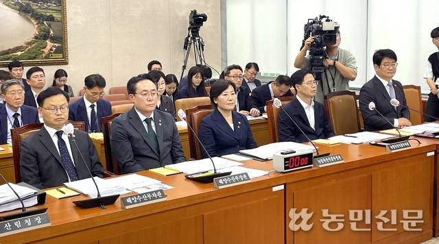 국회 농림축산식품해양수산위원회가 23일 ‘탄소중립에 따른 한우산업 전환 및 지원에 관한 법률(한우법) 제정안’ 등을 의결하기 위해 전체회의를 진행하고 있다.