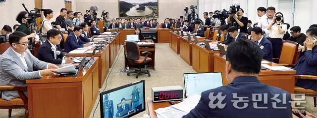 국회 농림축산식품해양수산위원회가 23일 ‘탄소중립에 따른 한우산업 전환 및 지원에 관한 법률(한우법) 제정안’ 등을 의결하기 위해 전체회의를 하고 있다.