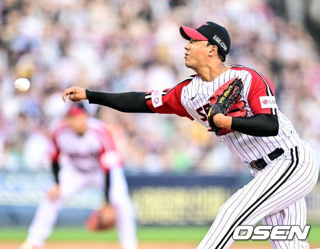 [OSEN=잠실, 조은정 기자]22일 오후 서울 잠실구장에서 2025 신한 SOL Bank KBO리그 LG 트윈스와 두산 베어스의 경기가 열렸다.LG는 송승기, 두산은 최승용이 선발로 나섰다.8회초 LG 정우영이 역투하고 있다.  2025.06.22 /cej@osen.co.kr