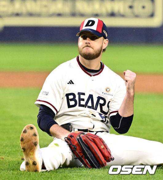 [OSEN=잠실, 지형준 기자] 23일 오후 서울 잠실구장에서 2025 신한 SOL Bank KBO리그 두산 베어스와 NC 다이노스의 경기가 열렸다.이날 두산은 콜어빈, NC는 로건 앨런을 선발로 내세웠다.3회초 무사에서 두산 콜어빈이 NC 도태훈의 투수 앞 땅볼 타구를 처리하며 기뻐하고 있다.  2025.05.23 /jpnews@osen.co.kr