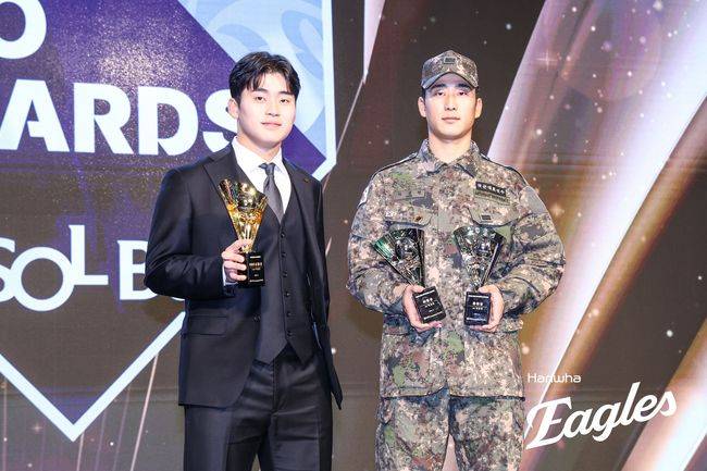 지난해 상무 소속으로 KBO 시상식에서 동생 박영현(KT)과 함께한 한화 박정현(오른쪽). /한화 이글스 제공