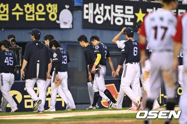 [OSEN=잠실, 조은정 기자]LG가 1선발 같은 5선발 송승기의 호투를 앞세워 라이벌 두산에 승리를 거뒀다.&nbsp;프로야구 LG 트윈스는 22일 서울 잠실구장에서 열린 2025 신한 SOL뱅크 KBO리그 두산 베어스와의 시즌 8번째 맞대결에서 13-5로 승리했다.&nbsp;두산이 아쉬워하고 있다. 2025.06.22 /