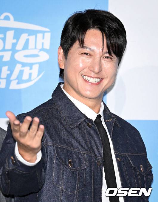 [OSEN=조은정 기자]E채널 새 예능 ‘류학생 어남선’ 제작발표회가 15일 서울 종로구 씨네큐브 광화문에서 열렸다.'류학생 어남선'은 '먹고 배우고 완성하라'는 슬로건으로 류수영, 윤경호, 기현이 함께 현지로 떠나 세계의 낯선 요리를 배우고 해외의 '킥'을 넣어 요리를 완성하는 예능 프로그램이다. 세 사람은 포르투로 첫 번째 요리 유학을 떠난다.배우 류수영이 포즈를 취하고 있다. 2025.05.15 /cej@osen.co.kr