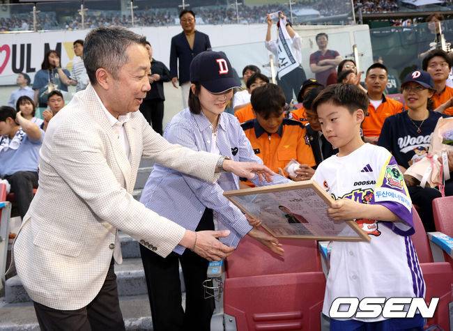 [OSEN=잠실, 최규한 기자] 24일 서울 잠실야구장에서 ‘2025 신한 SOL Bank KBO리그’ 두산 베어스와 SSG 랜더스의 경기가 열렸다.홈팀 두산은 최원준, 방문팀 SSG은 미치 화이트를 선발로 내세웠다.소방가족의 날 행사를 맞아 박정원 두산 그룹회장이 지난 2018년 순직한 故심문규 소방장 유가족에게 AI 복원 가족사진과 쌍둥이 자녀에게 선물을 전하고 있다. 2025.06.24 / dreamer@osen.co.kr
