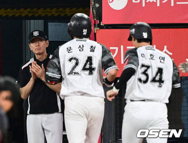 [OSEN=수원, 김성락 기자] 24일 오후 수원 KT위즈파크에서 2025 신한 SOL Bank KBO리그 KT 위즈와 LG 트윈스의 경기가 열렸다.KT는 헤이수스, LG는 치리노스를 선발투수로 내세웠다.7회말 2사 1루 KT 문상철이 2점 홈런을 날린 뒤 홈에서 이강철 감독과 기쁨을 나누고 있다. 2025.06.24 / ksl0919@osen.co.kr