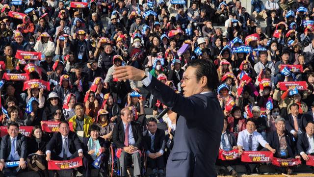 ▲최경식 남원시장이 지난해 11월 국회에서 열린 남원 제2중앙경찰학교 유치 대토론회 행사에 앞서 남원 유치 당위성을 설명하는 모습 ⓒ