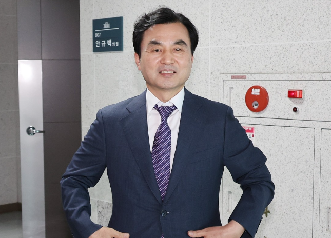 어제(23일) 국방장관으로 지명된 뒤 국회 의원회관 의원실을 나서는 안규백 장관 후보자.