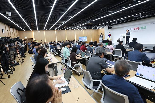 임태희 경기도교육감이 23일 취임 3주년 기자간담회에서 기자들의 질문에 답하고 있다. 경기도교육청 제공