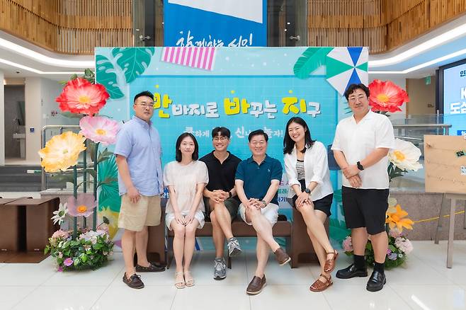 박승원 광명시장(오른쪽 세 번째)과 시 직원들이&nbsp;23일 시청 잔디 광장에서 반바지 차림으로 기념촬영을 하고 있다. 광명시 제공