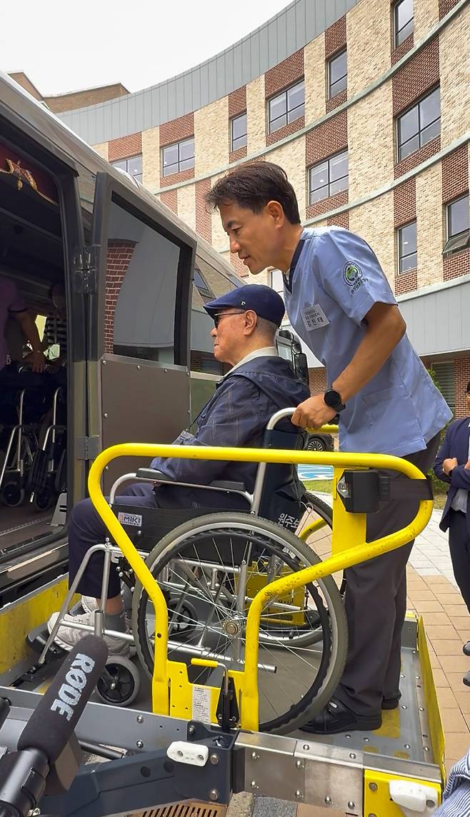 일일 요양보호사로 변신한 김진태 강원지사가 24일 원주보훈요양원에서 어르신들의 버스 탑승을 돕고 있다. 강원도 제공