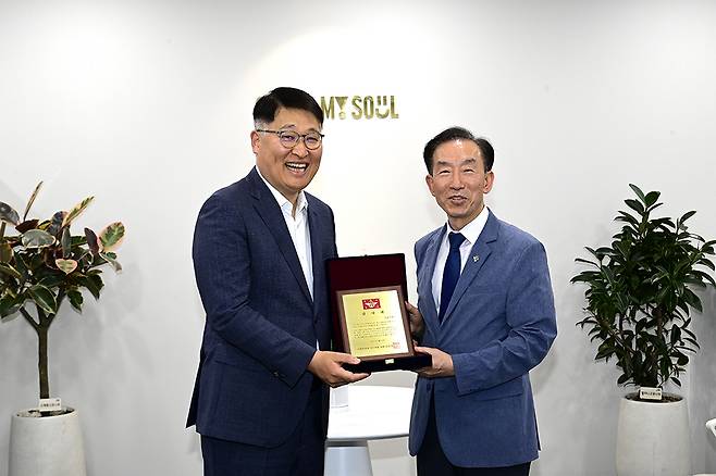 김태균 서울시 행정1부시장(왼쪽)과&nbsp;김수삼 국방부 인사복지실장이 24일 서울시 청년 장병을 위한 정책 지원 공로에 대한 국방부 감사패 전달식에서 기념촬영하고 있다. 서울시 제공