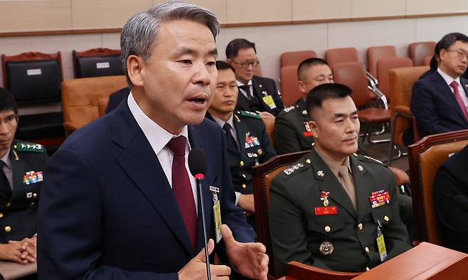 이종섭(왼쪽) 전 국방부 장관이 지난 2024년 6월 21일 서울 여의도 국회에서 열린 법제사법위원회의 순직 해병 수사 방해 및 사건 은폐 등의 진상규명을 위한 특별검사의 임명 등에 관한 법률안 관련 입법청문회에서 발언하고 있다. 뉴시스