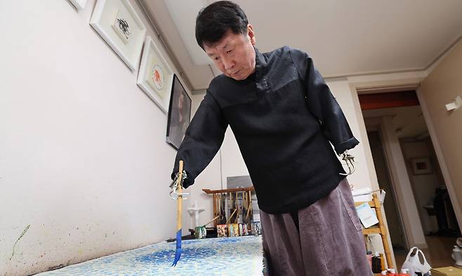 석창우 화백은 불의의 사고로 입은 신체 장애를 딛고 30여 년간 ‘의수화가’로 활동해 인간 승리의 표본으로 불린다. 1000여 장애예술인의 대표가 된 석 화백은 “그간 내 작업에만 몰두하였지만, 앞으로 동료 장애예술인들의 창작여건을 개선하고 장애 때문에 예술성이 낮게 평가받지 않는 예술적인 환경을 조성하는 데 최선을 다하겠다”고 밝혔다. 그가 자택 작업장에서 동양의 서예와 서양의 크로키를 접목한 ‘수묵크로키’ 작업을 하고 있다. 이제원 선임기자