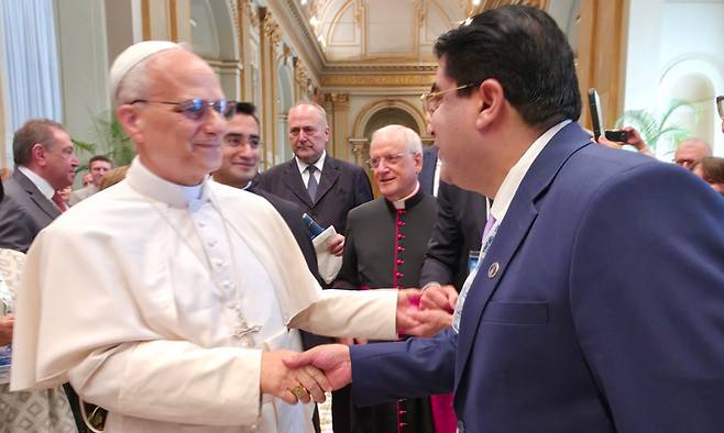 교황 레오 14세가 지난 21일 바티칸 성 베드로 대성당에서 에크낫 다칼(오른쪽) 국제국회의장회의 사무총장과 반갑게 인사하며 대화하고 있다. 국제국회의장회의 제공