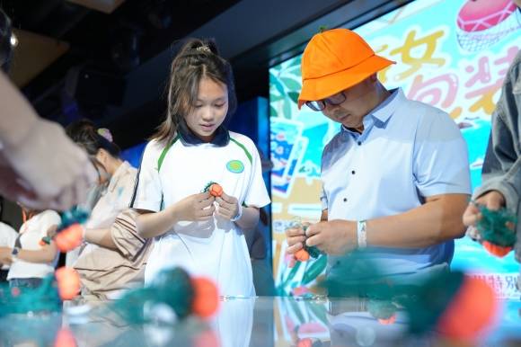 지난 21일 중국 베이징에서 개별 자유여행객(FIT)을 대상으로 열린 ‘제주 해녀포차 in 베이징 설명회’에서 현지인들이 미니 테왁을 만드는 체험을 하고 있다. 제주관광공사 제공