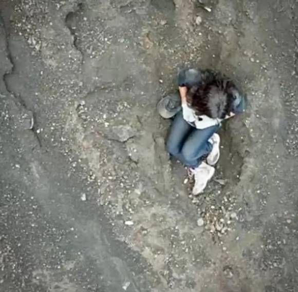 구조대가 촬영한 드론 영상에는 줄리아나 마린스가 화산재를 뒤짚어 쓴 채 앉아 있는 모습이 나온다. 출처=인스타그램