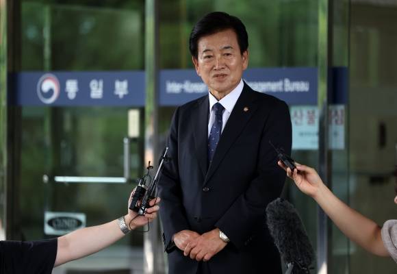 정동영 통일부장관 후보자가 24일 서울 종로구 통일부 남북관계관리단에 마련된 인사청문회 준비 사무실로 출근하며 취재진과 만나 질의응답을 하고 있다. 2025.6.24 뉴시스