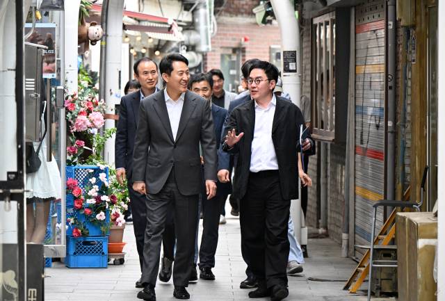 오세훈 서울시장이 5월 14일 위진복 건축가와 대화를 나누고 있다. 사진 제공=서울시