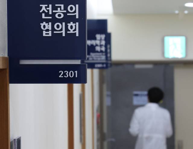 서울 종로구 서울대병원 전공의협의회 사무실 앞 복도를 한 의료진이 지나가고 있다. 연합뉴스