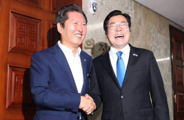 당 대표 선거 출마를 선언한 정청래(왼쪽)·박찬대 더불어민주당 의원이 24일 국회에서 열린 의원총회에 참석하며 인사하고 있다. 오승현 기자 2025.06.24