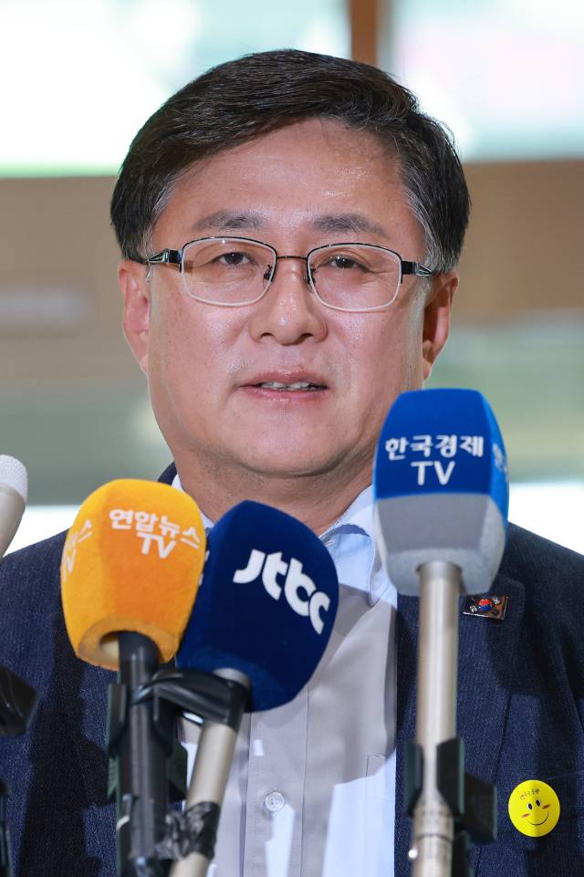 김성환 환경부 장관 후보자가 24일 서울 영등포구 여의도 이룸센터에 마련된 인사청문회 준비 사무실로 출근하며 지명 소감을 말하고 있다. 연합뉴스