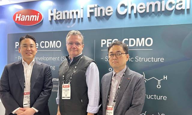 지난 18일 미국 보스턴에서 열린 바이오 USA에서 한미정밀화학과 에드젠바이오텍 관계자들이 엠폭스 백신 공동 개발을 위한 미팅을 진행했다. 사진 제공=한미그룹