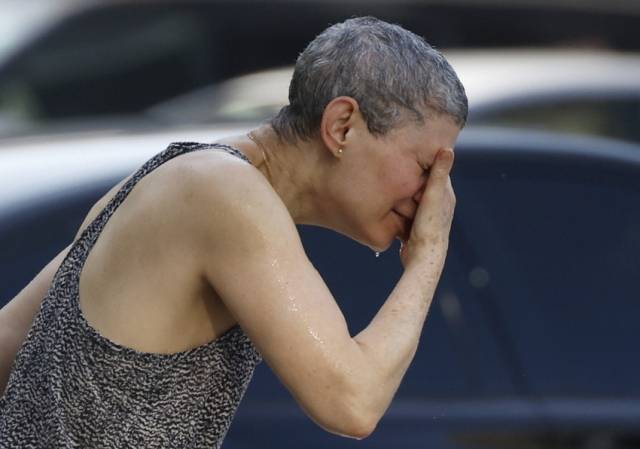 땀 닦는 뉴욕 시민. UPI연합뉴스