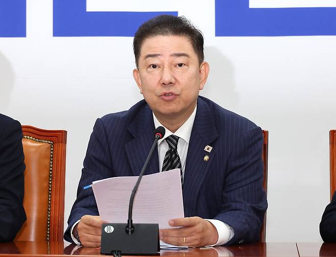 김병기 더불어민주당 대표 직무대행 겸 원내대표가 24일 국회에서 열린 원내대책회의에서 발언하고 있다. ⓒ연합뉴스