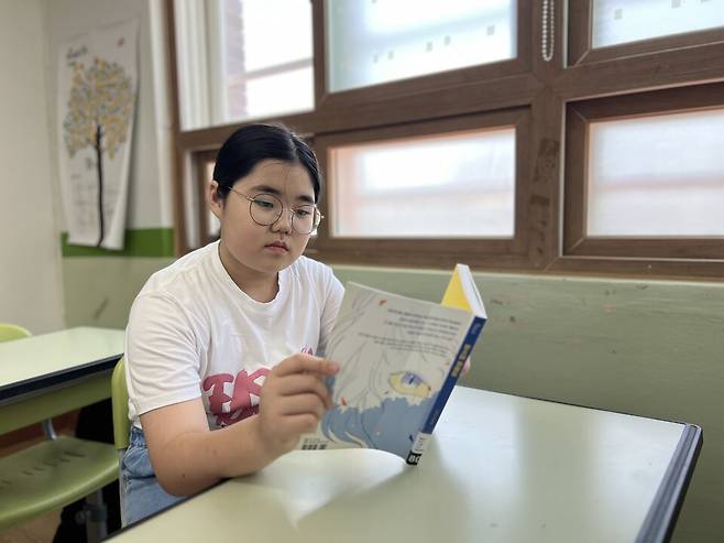 전채아 학생이 쓴 '계절들의 시간'이&nbsp; 동구의 버스정류장에 전시돼 시민들에게 좋은 반응을 얻었다. ⓒ울산교육청