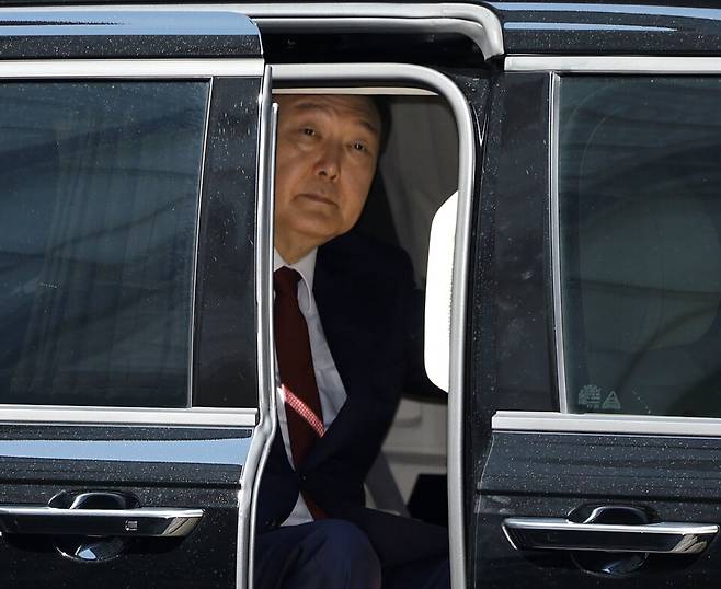 윤석열 전 대통령이 6월23일 서울 서초구 서울중앙지방법원에서 열린 내란 우두머리 혐의·직권남용 권리행사 방해 혐의 사건 8차 공판에 출석하고 있다. ⓒ 연합뉴스