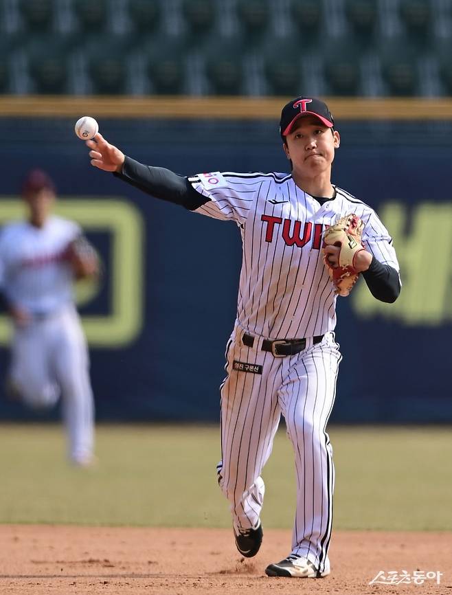 LG 내야수 구본혁은 유격수는 물론 2루수와 3루수로도 뛸 수 있는 대표적인 내야 유틸리티 자원이다. 구본혁은 올해 신민재와 오지환의 1군 공백을 준수하게 메우며 LG의 상위권 싸움에 큰 힘을 보태고 있다. 10개 구단의 체력 싸움이 본격적으로 시작되면서 유틸리티 자원의 활약이 더욱 중요해졌다. 스포츠동아DB