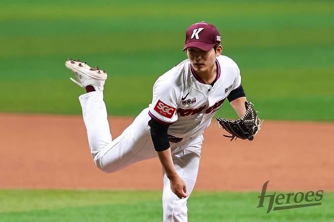 키움 이강준은 23일 오른쪽 팔꿈치 염증으로 1군 엔트리에서 빠졌다. 그는 많은 기대를 받았지만, 제구난조로 힘든 시즌을 보내고 있다. 사진제공｜키움 히어로즈