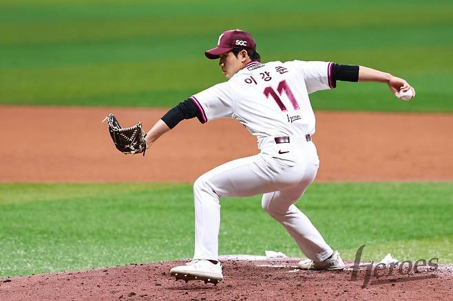 키움 이강준은 23일 오른쪽 팔꿈치 염증으로 1군 엔트리에서 빠졌다. 그는 많은 기대를 받았지만, 제구난조로 힘든 시즌을 보내고 있다. 사진제공｜키움 히어로즈