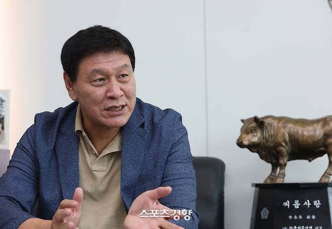 이준희 대한씨름협회장이 18일 서울 송파구 올림픽회관에서 경향신문과 인터뷰하고 있다. 2025.6.18. 정지윤 선임기자