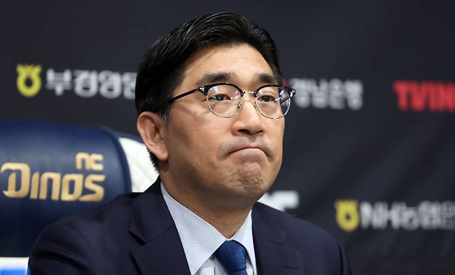 NC 야구단 이진만 대표이사가 지난달 30일 창원NC파크에서 취재진과 회견하고 있다. 연합뉴스