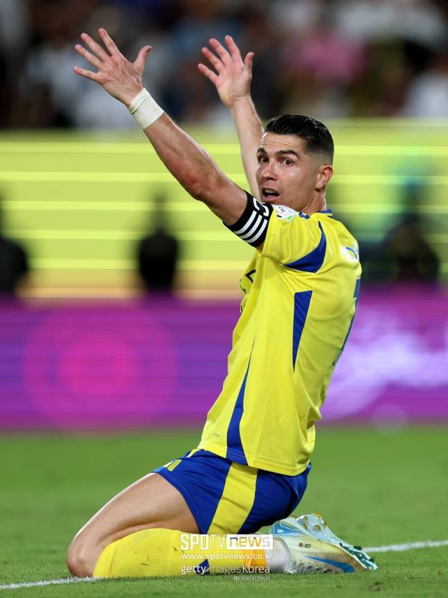 ▲ 사우디아라비아는 호날두를 앞세워 슈퍼스타들을 모았다. 흔히 중동으로 향한다고 하면 황혼기 선수들의 선택으로 여기는데 이번에는 느낌이 다르다. 최고의 무대라던 잉글랜드 프리미어리그에서도 곧잘 사우디아라비아행을 택했다. 은골로 캉테(알 이티하드)와 리야드 마레즈(알 아흘리), 조던 헨더슨(알 에티파크), 후벵 네베스(알 힐랄) 등 여전히 프리미어리그 레벨인 선수들이 줄줄이 이적했다.