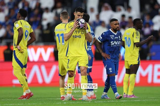 ▲ 이밖에도 독일 분데스리가에서 뛰던 사디오 마네가 알 나스르로 갔고, 세리에A에서 빼어난 활약을 펼쳐 빅리그가 노리던 세르게이 밀린코비치-사비치(알 힐랄)도 사우디아라비아로 가는 걸 택했다. 지난해 발롱도르의 주인공인 카림 벤제마(알 이티하드) 역시 마찬가지였다. 모두 호날두가 먼저 사우디아리비아를 선택했기에 내린 결정이다.