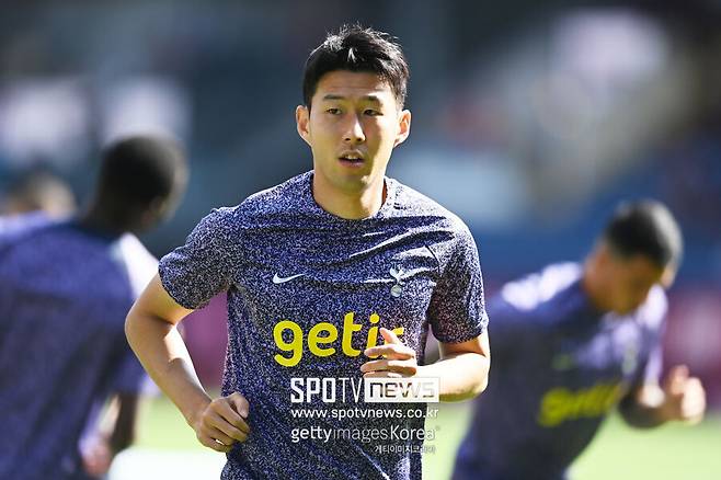 ▲ 사우디 일간지 '알 빌라드'는 "앞서 손흥민은 2023년과 2024년 두 차례 사우디행을 거부한 바 있다. 그러나 올여름 알아흘리와 알나스르, 알카드시아가 그의 영입을 위해 이적료 4000만 유로(약 634억 원) 제안을 준비하고 있어 이적설 불씨가 다시 타올랐다"며 "특히 지난 시즌 아시아축구연맹(AFC) 챔피언스리그 우승팀인 알아흘리는 지난 1월 포르투에서 브라질 출신 윙어 갈레누를 품에 안았음에도 측면 보강에 가장 열성을 보이고 있다"고 보도했다. 이어 "손흥민 연봉으론 3000만 유로(약 476억 원)가량이 예상된다. 이적료와 주급 모두 높은 편이지만 사우디 구단은 한국 채널과 대규모 중계권 계약으로 즉각적인 수익을 낼 수 있을 것으로 전망한다"며 구체적인 투자금 회수 로드맵까지 첨언했다.