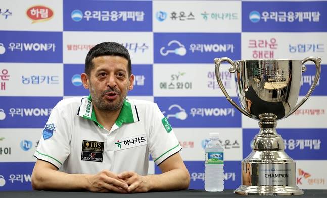 초클루가 우승자 기자회견에서 취재진의 질문에 답하고 있다. /사진=PBA 투어 제공