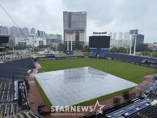 24일 롯데-NC전이 열리는 창원NC파크에 대형 방수포가 설치됐다. /사진=양정웅 기자