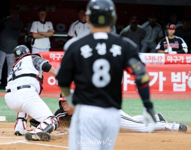 KT 포수 장성우(맨 왼쪽)가 24일 수원 LG전 1회초 홈으로 쇄도하는 김현수를 태그 아웃하고 있다. /사진=강영조 선임기자