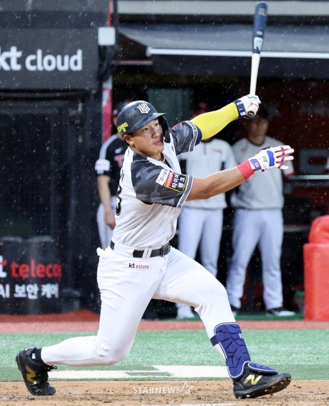 KT 안현민이 24일 수원 LG전 3회말 2사 2루에서 우전 1타점 적시타를 치고  있다. /사진=강영조 선임기자