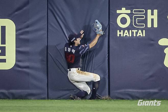 롯데 자이언츠 외야수 김동혁이 올해 정규시즌 경기에서 호수비를 펼치고 있다. 롯데 자이언츠