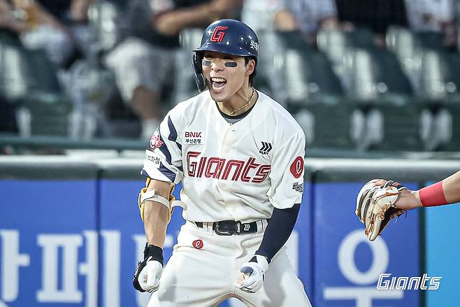 롯데 자이언츠 외야수 김동혁이 올해 정규시즌 경기에서 포효하고 있다. 롯데 자이언츠
