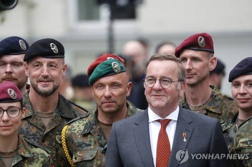 보리스 피스토리우스 독일 국방장관과 연방군 장병 [EPA 연합뉴스 자료사진. 재판매 및 DB 금지]