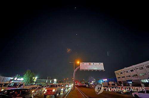 카타르 상공의 이란 미사일과 요격 발사체 [로이터=연합뉴스]