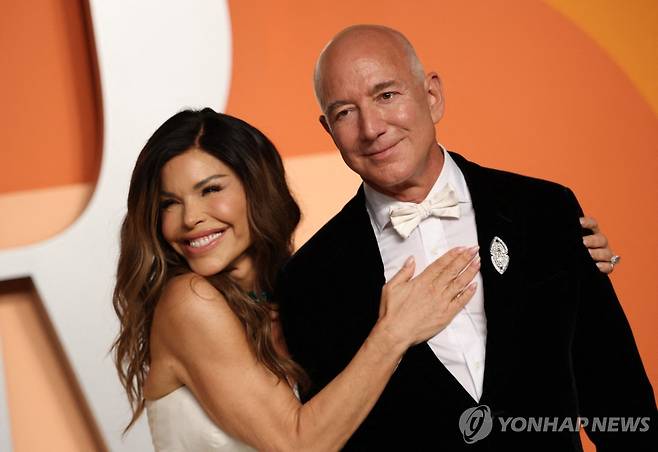 베이조스와 약혼녀 산체스 [AFP 연합뉴스 자료사진. 재판매 및 DB 금지]