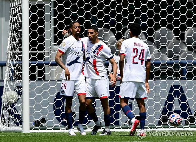 하키미(가운데)의 골에 기뻐하는 PSG 선수들 [AFP=연합뉴스]