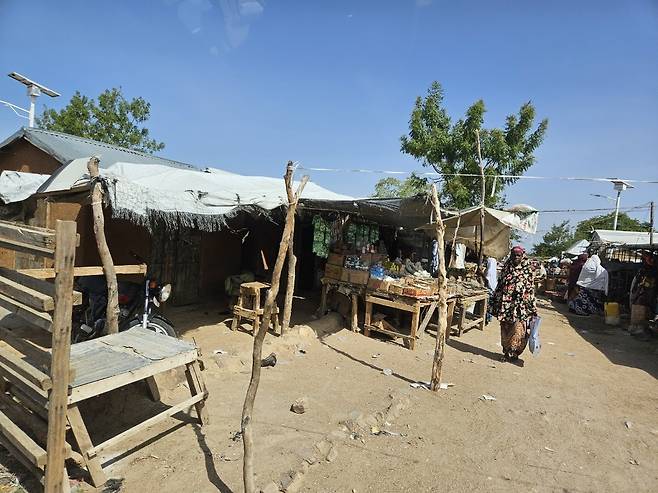 카메룬 미나와오 난민캠프에서 물건을 파는 가판대 (마요차나가<카메룬>=연합뉴스) 노재현 기자 = 지난 11일(현지시간) 카메룬 최북단주 마요차나가 지역에 있는 미나와오 난민캠프. 2025.6.24 nojae@yna.co.kr